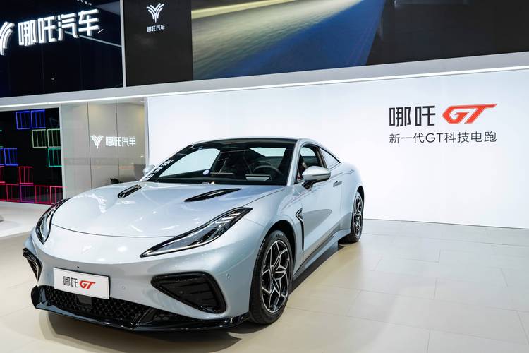 深圳26哪吒汽车在智能汽车领域的表现，领途汽车在新能源汽车市场中的影响力